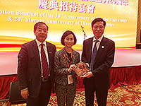 Prof. Wong Suk-ying (right), Associate-Vice-President of CUHK, presents a souvenir to representatives of Ningbo University